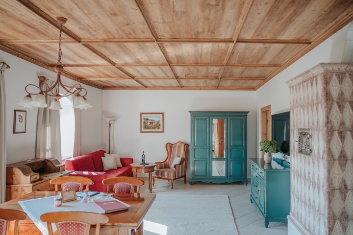 Wohn-Essraum mit historischer Decke