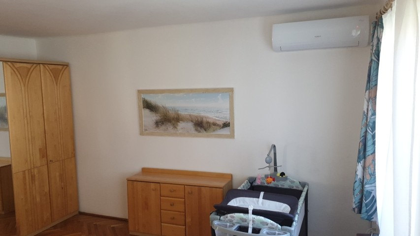 Schlafzimmer 1 mit Doppelbett und Kinderbett