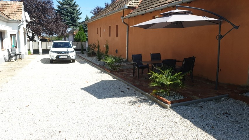 2. Terrasse mit Ampelschirm und Gartenmöbel