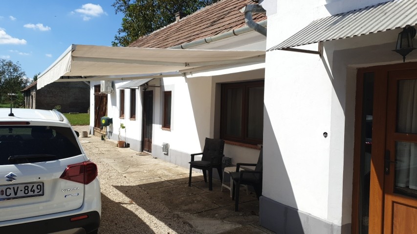 Terrasse vor dem Haus mit elekt. Markise