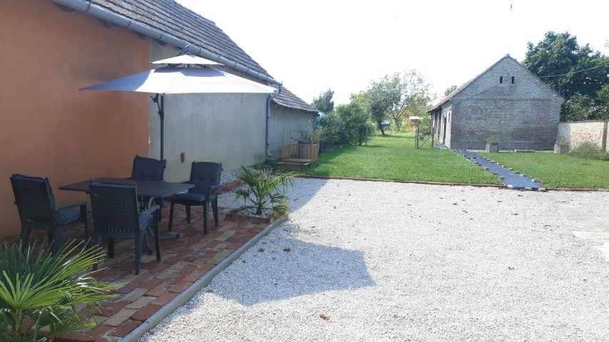 Grundstück kompl. eingezäunt mit vielen Platz zum Parken, Spielen und Auslauf für Hunde