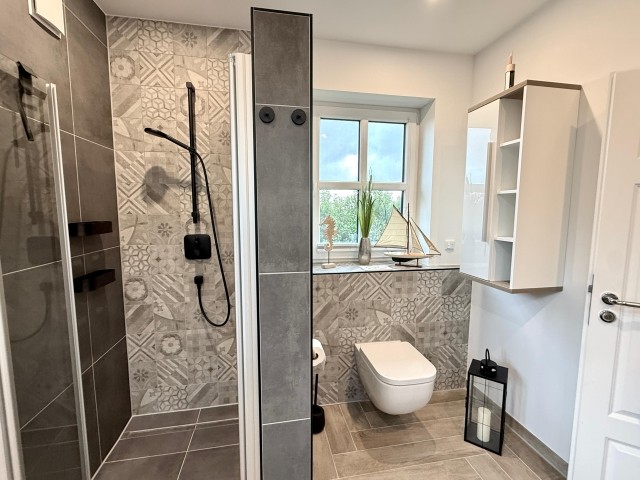 Tageslichtbad mit ebenerdiger Dusche im Erdgeschoss