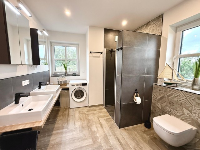Badezimmer mit Doppelwaschbecken im EG