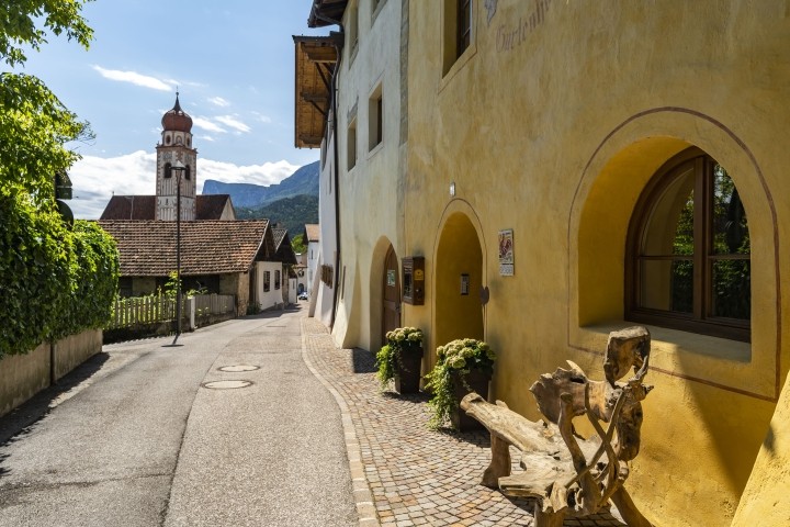 der Ansitz von außen mit Blick auf die Kirche