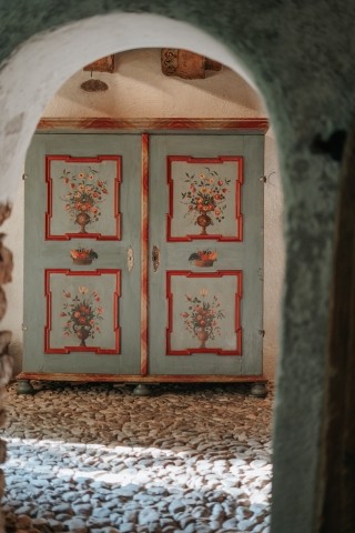 der Eingangsbereich mit dem historischen Kopfsteinpflaster