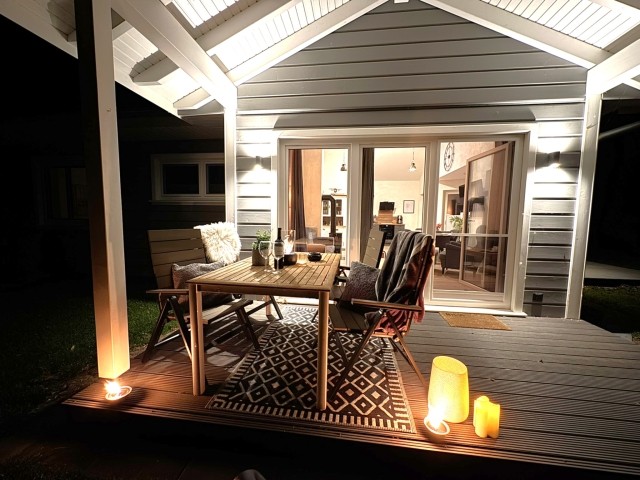 Die Terrasse gemütlich mit Beleuchtung - für lange Abende im Garten
