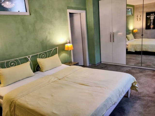 Großes Schlafzimmer mit angeschlossenem Bad. 