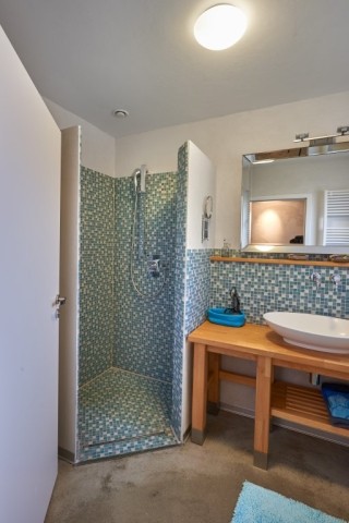 Badezimmer 2 mit begehbarer Dusche. 