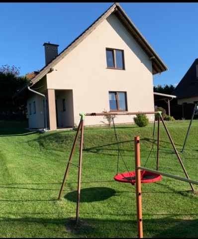 Haus1 und Spielplatz