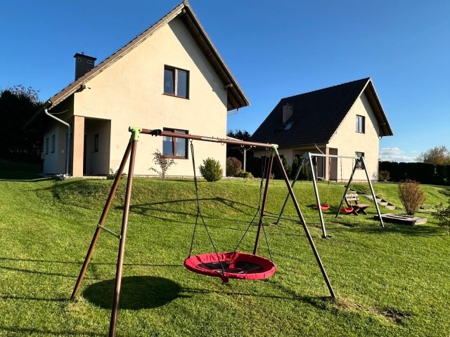 vom Spielplatz blickend auf die beiden Ferienhäuser