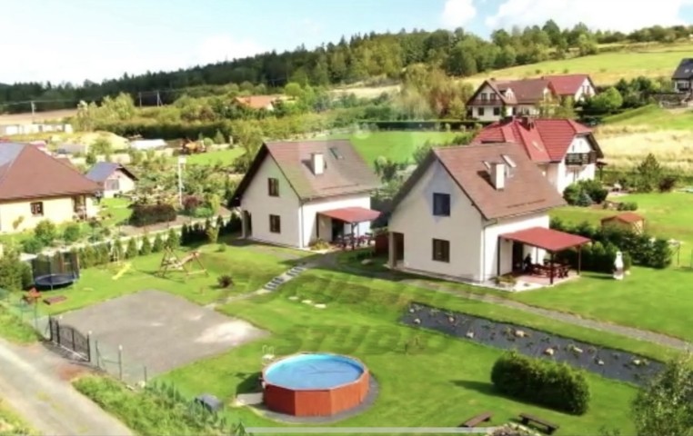 Ganze große Grundstück mit den beiden Ferienhäusern