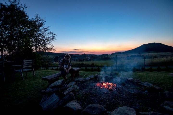 Am Abend ein Lagerfeuer mit Ausblick auf den Sonnenuntergang