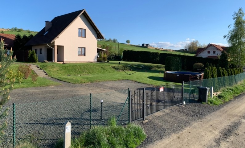 Parkplatz für 6 Autos und das Ferienhaus