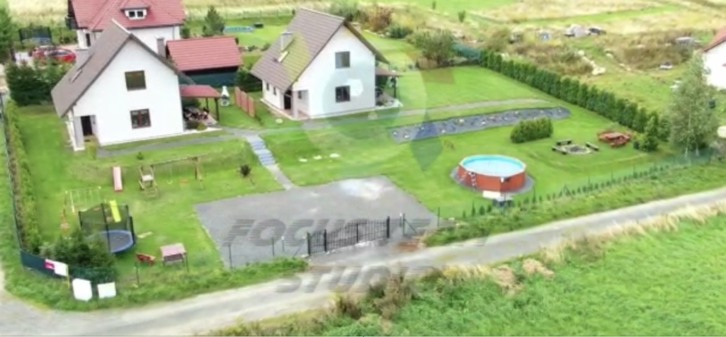 Großes Grundstück mit Pool, Spielplatz, Parkplatz und Lagerfeuerstelle