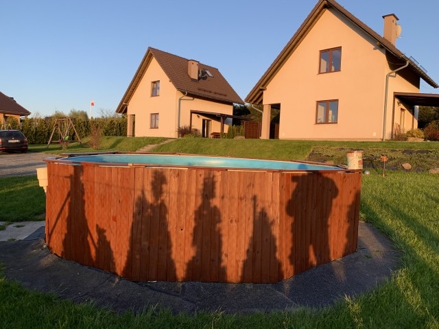 Pool und die beiden Ferienhäuser