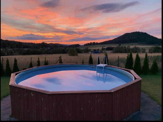 Pool und der Sonnenuntergang am Sonnigen Hügel