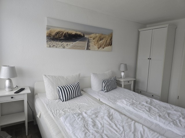 2. Schlafzimmer mit Doppelbett und TV