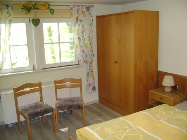 Schlafzimmer mit Doppelbett