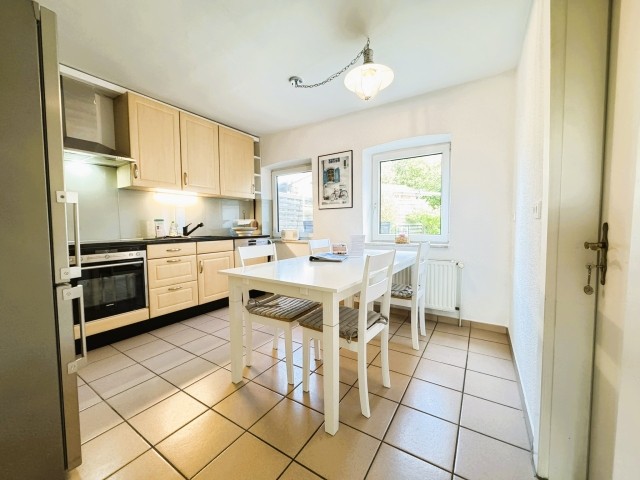 Küche mit Spülmaschine, Kühl-Gefrier-Schrank und umfangreicher Ausstattung