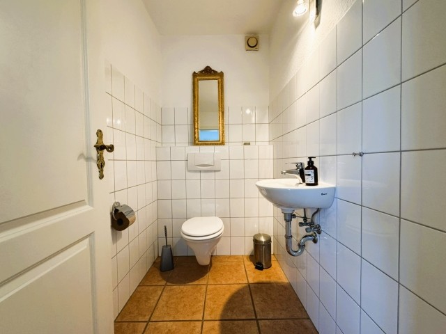 Separates Gäste-WC mit Waschbecken