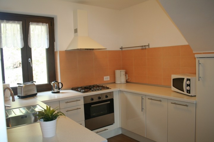 komplett eingerichtete Küche