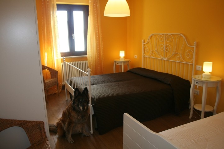 Schlafzimmer mit Doppelbett und Einzelbett