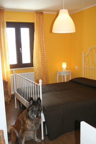 Schlafzimmer mit Doppelbett und Einzelbett