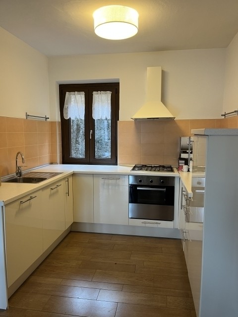 komplett eingerichtete Küche