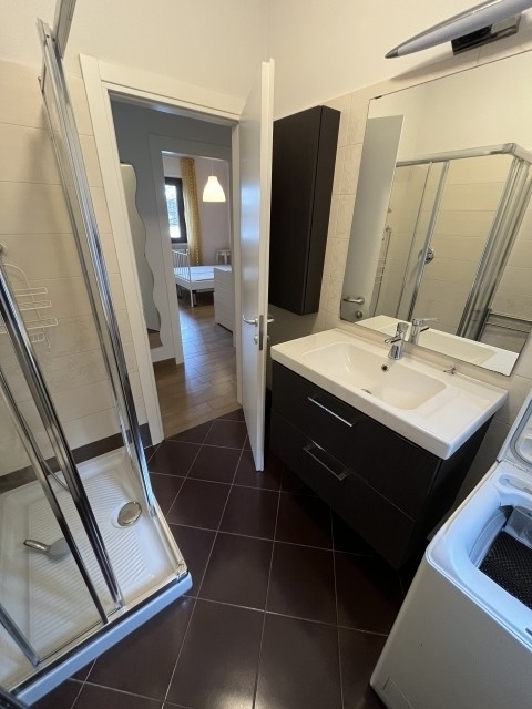 Bad mit Dusche und WC