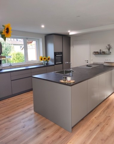 Vollständig ausgestattete moderne Küche