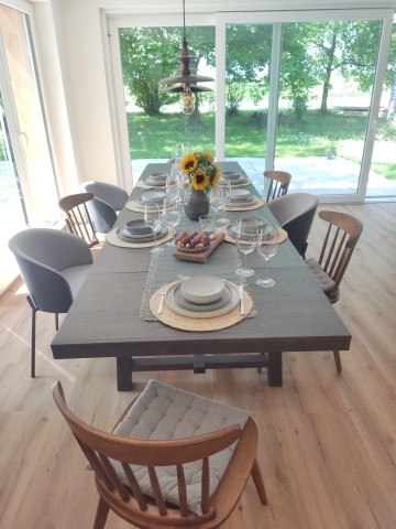 Am Esstisch finden alle Platz