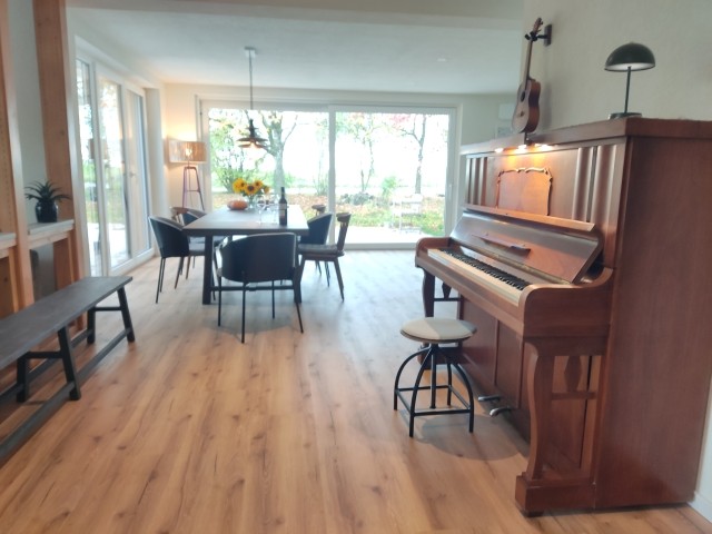 Großzügiger Essbereich mit offener Küche