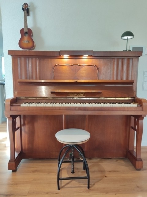 Ein Klavier steht für die Musiker*Innen bereit