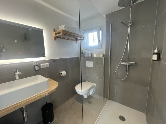 Bad mit LED Spiegel und Waschtisch