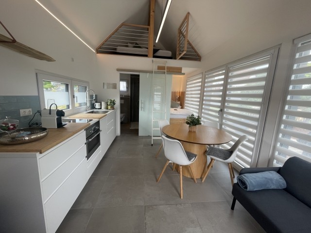 Wohnbereich mit Couch-klimatisiert