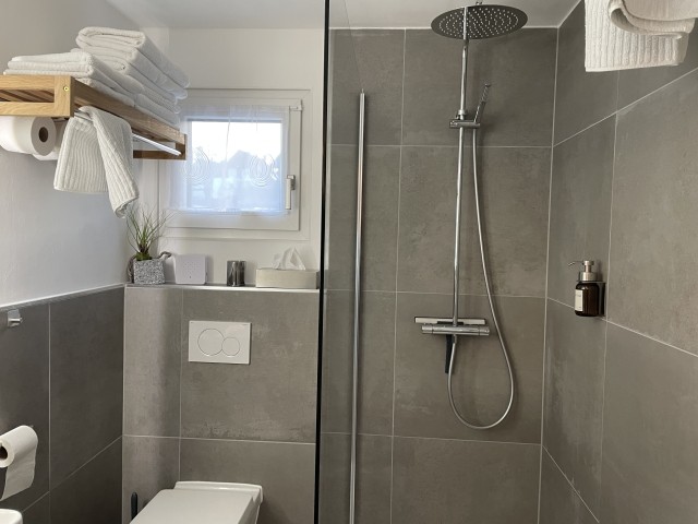 Bad mit begehbarer Dusche