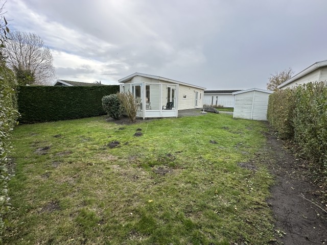 Der Garten bietet viel Platz für Hunde und Kinder