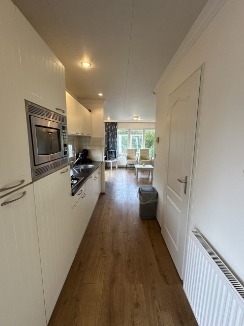 Heller Eingangsbereich mit offener Küche