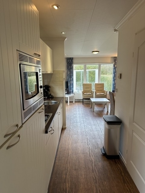 Offene, helle und komplett ausgestattete Küche