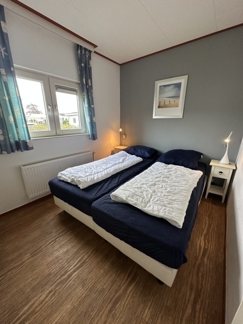 Das Hauptschlafzimmer verfügt über ein bequemes Doppelbett und Stauraum