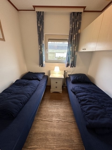 Das zweite Schlafzimmer verfügt über 2 Einzelbetten und Stauraum