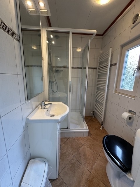 Das Bad ist mit einem Fenster, Dusche und Handtuchheizung ausgestattet.