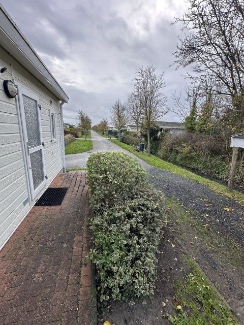 Vom Haus sind es nur wenige Meter über den Deich zum Strand.