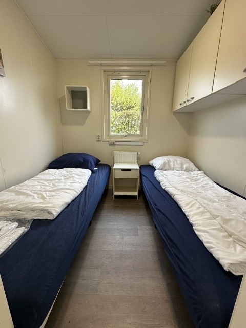 Das zweite Schlafzimmer verfügt über zwei bequeme Einzelbetten.