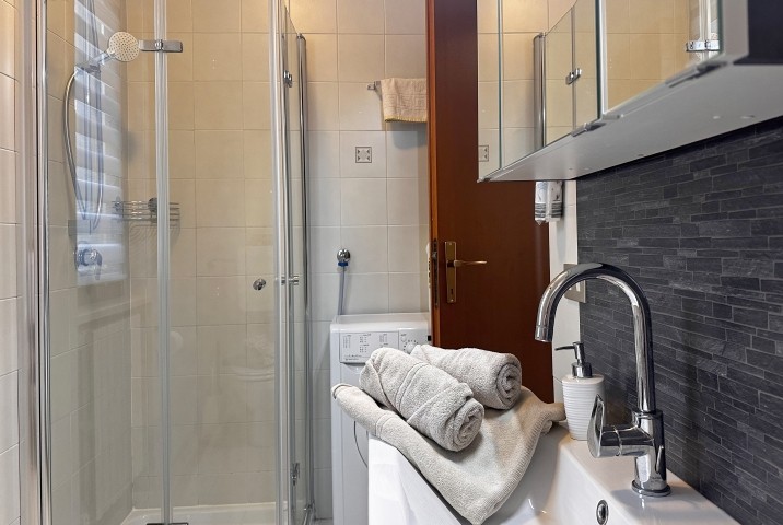 Modernes Bad mit Glasdusche