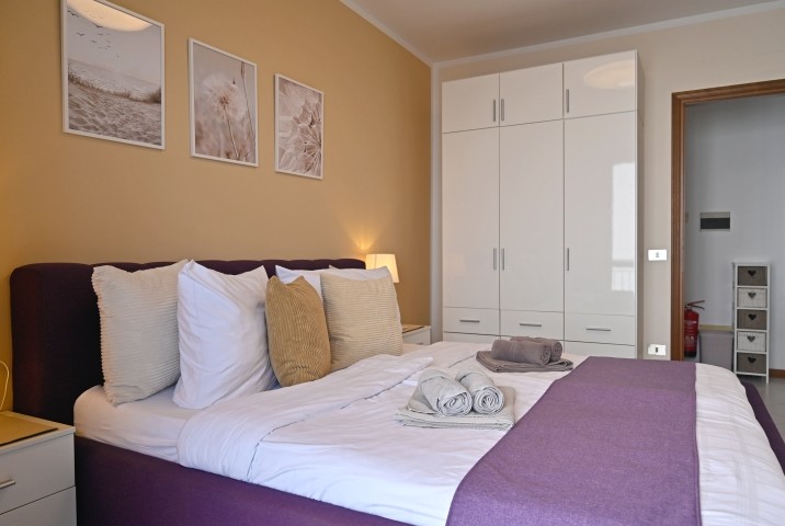 Schlafzimmer mit großräumigen Schrank