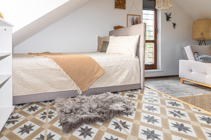 Boxspringbett im Wohnzimmer 1,00m x 2,00m. Klimatisiert.