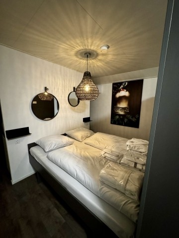 Im Chalet sind Bademantel, Slipper und Saunatücher zu finden