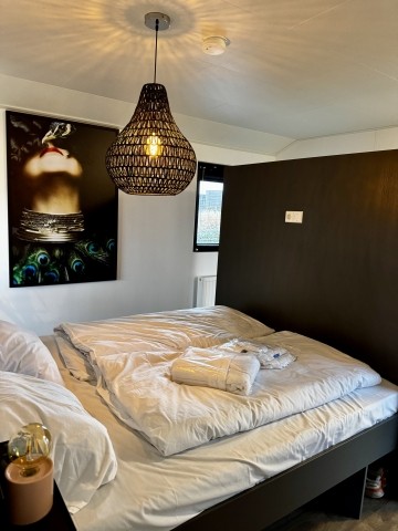 Das bequeme große Doppelbett lädt zum Träumen ein