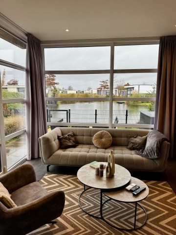 Gemütliches Wohnzimmer mit Blick in den Garten